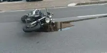 Incidente a Campagna, scontro tra moto ed auto: motociclista travolto da pirata della strada