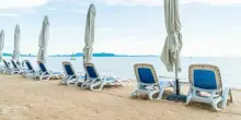 Stabilimento rifiuta bambini sia in spiaggia che al ristorante, turista (e papà) si indigna: «Mio figlio sa stare a tavola». La risposta del titolare