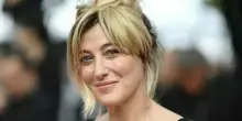 Valeria Bruni Tedeschi: «La chirurgia estetica? Una trappola: se tocchi il viso, poi devi rifare tutto. Dopo Eleonora Duse volevo lasciare il cinema»