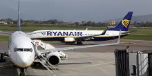 Ryanair, aumenta il bonus ai dipendenti che scovano bagagli fuori misura: la novità da novembre. Quanto guadagneranno