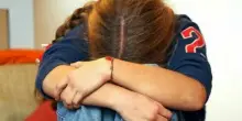 «Posso picchiarla?»: bambina di 11 anni aggredita e derisa in centro a Foligno da un gruppo di coetanei che hanno filmato tutto