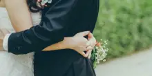 Matrimonio da incubo, spara dei colpi di pistola per festeggiare le nozze della sorella e per errore uccide lo sposo