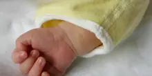Neonato morto a Cagliari, l'autopsia svela le cause: «Insufficienza cardiaca acuta». La mamma indagata per omicidio colposo