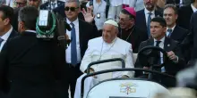 Papa Francesco, il piano (sventato) dell'Isis per ucciderlo a Trieste: la pistola in un trolley, arrestato un turco di 46 anni