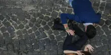 In branco aggrediscono un ragazzo, poi abusano di una ventenne: «Accerchiata e palpeggiata». Arrestati sette giovani