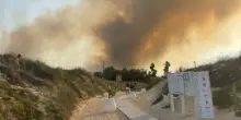 Incendio in Salento vicino alle case vacanze a Torre Chianca. Decine di evacuati, bagnanti in fuga