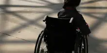 Cinque ragazzine minorenni accerchiano e deridono una donna disabile: colpita anche con una pistola ad acqua