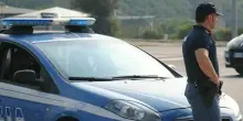 Parcheggiatore abusivo ucciso a coltellate nel posteggio del supermarket, caccia all'assassino