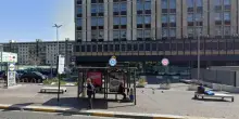 Parcheggiatore abusivo ucciso a coltellate in pieno giorno nel parcheggio di un supermercato, fermato un sospettato