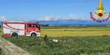 Aereo ultraleggero precipita in una risaia nel Vercellese, morto il pilota. L'allarme degli operai: «Sta perdendo quota»