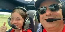 Aereo ultraleggero precipita in una risaia nel Vercellese, morto il pilota con la figlia appena 18enne
