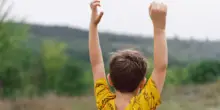 Bambino di 6 anni esce di casa da solo, percorre 20 km e viene investito: ritrovato in ospedale. Cosa non torna