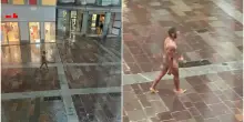 Vaga nudo in pieno centro città e sotto la pioggia: fermato dalla polizia e ricoverato in psichiatria