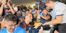 Emozioni al Maradona: proposta di matrimonio in Curva A durante la partita