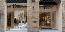 Svaligiato il negozio Dior in centro a Firenze: banda del buco mette a segno un colpo da 200mila euro