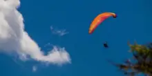 Si schianta col parapendio e muore, la vittima aveva 36 anni: le evoluzioni in volo, la perdita di controllo e la caduta