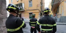 Terremoto Campi Flegrei: verifica dei vigili del fuoco su un edificio a Pozzuoli, chiusi siti archeologici