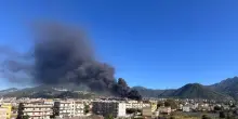 Castellammare di Stabia, spaventoso incendio: copertoni in fiamme, nube nera fino a Gragnano