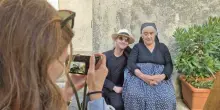 Nonna Margherita, l'ultima donna in costume tipico diventa influencer a sua insaputa: «Mi scovano ovunque per chiedermi una foto»