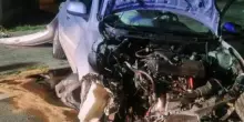 Ruba un'auto e si schianta contro un palo, poi tenta di rapinare la donna che corre in suo aiuto: arrestato marocchino