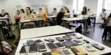 Scuola, lezioni al via senza cellulare (anche al liceo): gli studenti dovranno consegnarli all'entrata. E 3 genitori su 4 sono d?accordo