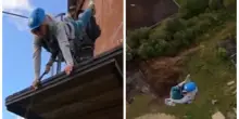 Mamma precipita da 87 metri, stava scattando un selfie dopo aver fatto bungee jumping: la tragedia sotto gli occhi del figlio