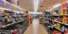 Commessa al supermercato fa lo "sconto" ai genitori alla cassa: la spesa passa da 150 euro a 20, denunciata tutta la famiglia
