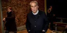 Emilio Fede è morto povero? La pensione, la casa in affitto, gli ultimi mesi in Rsa e il conto svuotato: «Ho perso 200mila euro al casinò»