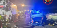 A1 incidente, auto si scontra con un camion: morta 21enne, altri 4 sono gravissimi