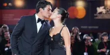 Giacomo Giorgio a Venezia con la fidanzata Maddalena Botta: baci sul red carpet, chi è la 26enne che gli ha rubato il cuore