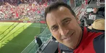 Fabrizio Pianetti, morto a 57 anni lo storico tifoso del Genoa:  inventò il "Gallinaccio" sulla maglia del club