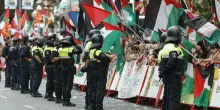 Vuelta, manifestazione Pro Pal blocca la corsa: ciclisti fermati prima del traguardo, nessun vincitore della tappa
