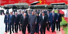 Triade nucleare, missili ipersonici, armi laser e cani robot: la Cina mostra il super arsenale militare e sfida l'Occidente
