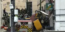 Funicolare Gloria deragliata a Lisbona, sono 15 i morti. La donna italiana sopravvissuta: «Ho sentito un boato, è successo tutto in un attimo»