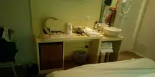 Hotel da incubo, camera con lavandino in fondo al letto e mini-bagno. Turisti furiosi: «Questo è un 3 stelle che costa 170 euro a notte»