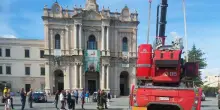 Incidente a Pompei, camion dei Vigili del Fuoco sprofonda nella fontana a raso di piazza Bartolo Longo