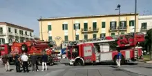 Camion dei vigili del fuoco sprofonda nella fontana in piazza: dramma sfiorato a Pompei