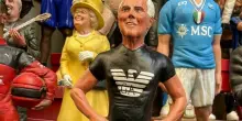 Morto Giorgio Armani, arriva la sua statuetta a San Gregorio Armeno