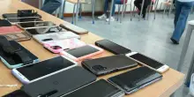 Cellulare a scuola, gli studenti rischiano la sospensione: ci saranno sanzioni "graduali". Cosa rischiano i ragazzi