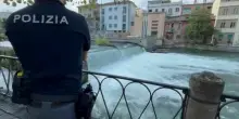 Si tuffa nel fiume per recuperare il pallone e annega: morto 22enne