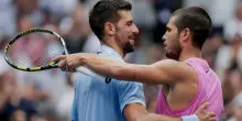 Alcaraz super contro Djokovic Alcaraz (6-4, 7-6, 6-2): in finale contro uno tra Sinner e Aliassime