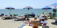 Violentata a 18 anni su una spiaggia in Albania: turista italiana aggredita sui lettini da un 26enne del luogo