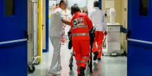 Bimbo di tre anni schiacciato da una trave nel parco giochi, è in gravi condizioni