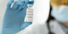 Covid, con la variante Stratus aumentano i casi: «Non è un nuovo virus, ma uno in costante evoluzione». Sintomi, rischi e vaccini