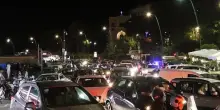 Padre e figlio minorenne picchiati in via Caracciolo dal branco: difendevano un'amica dopo lite