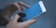 16enne aggredisce un ragazzo disabile e gli ruba il cellulare, poi ricatta i genitori: «100 euro per lo smartphone»