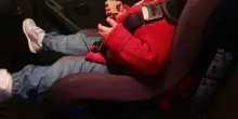 ?Paura a Posillipo, neonato resta intrappolato nell'auto della mamma: salvato dalla polizia locale