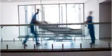 Sedicenne ubriaco aggredisce un'infermiera insieme alla sorella: calci e pugni al volto, poi sputa al medico