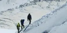 Alpinista muore sul Monte Bianco sotto agli occhi del figlio: è precipitato per 150 metri