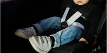 Bimbo di 1 anno intrappolato in auto sotto il sole cocente per un guasto alla centralina: le urla della mamma e il salvataggio